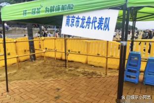 下半场开踢水球！深圳宝安主场积水严重，球滚不动球员水中混战